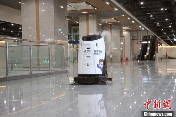 北京地铁16号线南段开通试运营 各站配置AED、清洁机器人