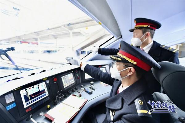 复兴号新车元旦首秀！