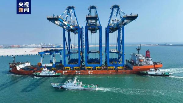 最大岸桥安全运抵 广西北部湾港即将开启20万吨自动化集装箱码头时代 最大岸桥安全运抵 广西北部湾港即将开启20万吨自动化集装箱码头时代