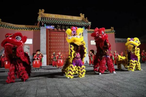 沈阳故宫门前，舞龙舞狮喜迎新年，彩灯亮到正月十六！