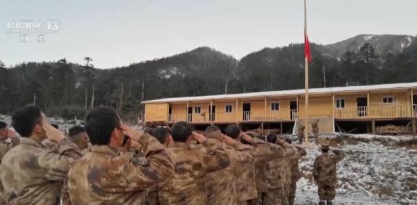 向国旗敬礼！祖国各地军营升起五星红旗迎新年