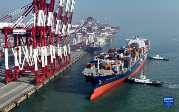 山东港口青岛港：大船频靠装卸忙