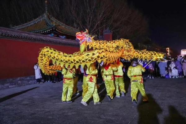 沈阳故宫门前，舞龙舞狮喜迎新年，彩灯亮到正月十六！