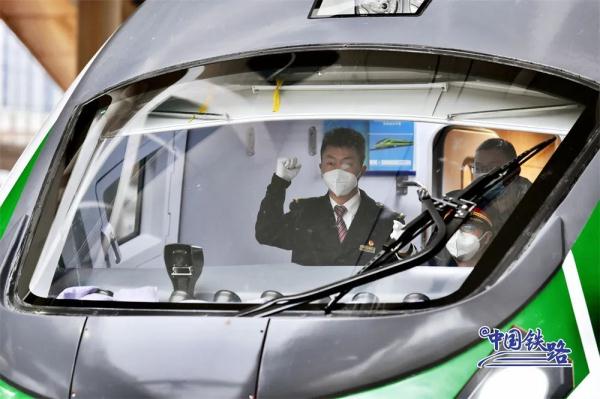 复兴号新车元旦首秀！