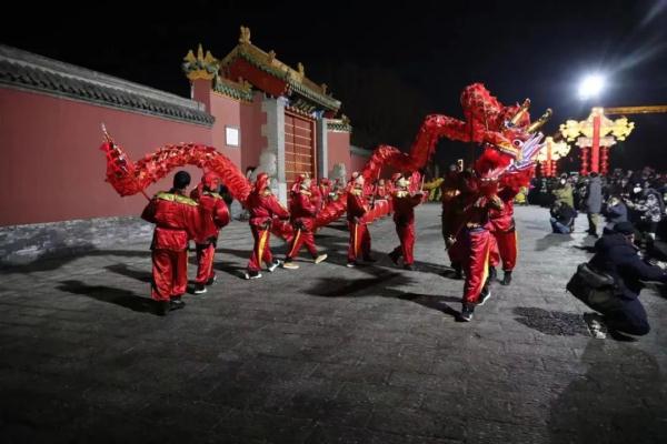 沈阳故宫门前，舞龙舞狮喜迎新年，彩灯亮到正月十六！