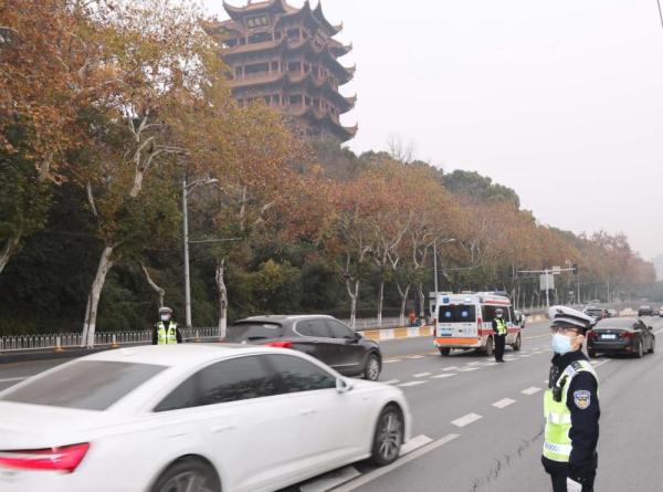 武汉交警坚守岗位迎元旦 武汉交警坚守岗位迎元旦