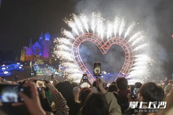 人山人海！这是昨夜的长沙！