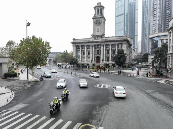 武汉交警坚守岗位迎元旦 武汉交警坚守岗位迎元旦