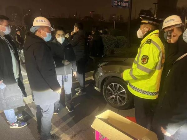 郑州CBD可燃放烟花？回应：昨夜今晨已上街劝阻市民上万余人次