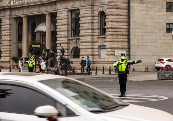 武汉交警坚守岗位迎元旦 武汉交警坚守岗位迎元旦