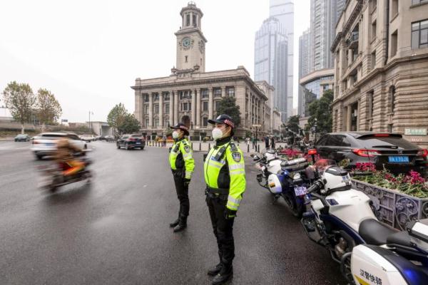 武汉交警坚守岗位迎元旦 武汉交警坚守岗位迎元旦