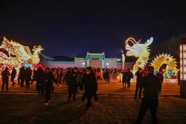 沈阳故宫门前，舞龙舞狮喜迎新年，彩灯亮到正月十六！
