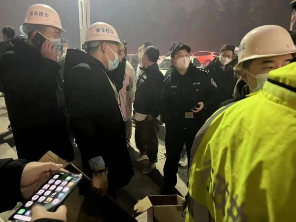 郑州CBD可燃放烟花？回应：昨夜今晨已上街劝阻市民上万余人次