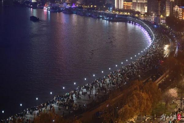 跨年夜上海，外滩这一幕再现！