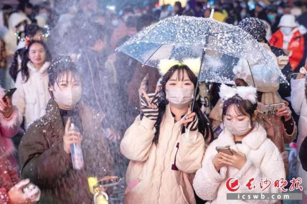 人山人海！这是昨夜的长沙！