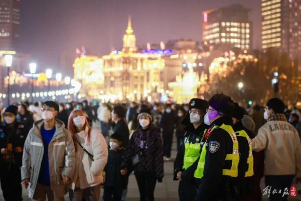 跨年夜上海，外滩这一幕再现！