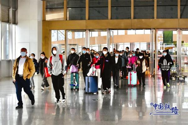 复兴号新车元旦首秀！