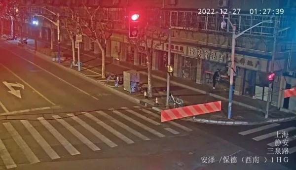 男子10分钟9次进店“蚂蚁搬家”，偷太多装不下还在花坛藏酒？