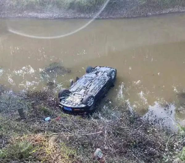 猛！一男子硬生生徒手掰开车门！就是为了…