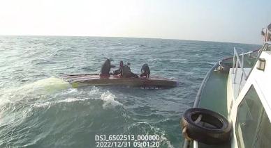 惊险!防城港渔船被海浪掀翻,5人落水,幸好...... 惊险!防城港渔船被海浪掀翻,5人落水,幸好......