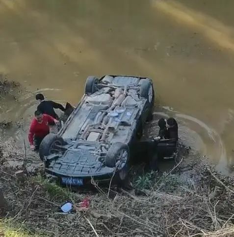 猛！一男子硬生生徒手掰开车门！就是为了…