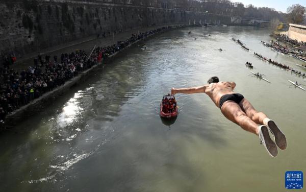 意大利：跳水迎新年