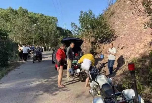 猛！一男子硬生生徒手掰开车门！就是为了…