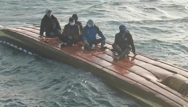 紧急救援！广西渔船被海浪掀翻，5人落水！