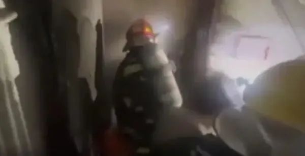 真·燃！女子举蜡烛拍照，这个地方瞬间烧起来