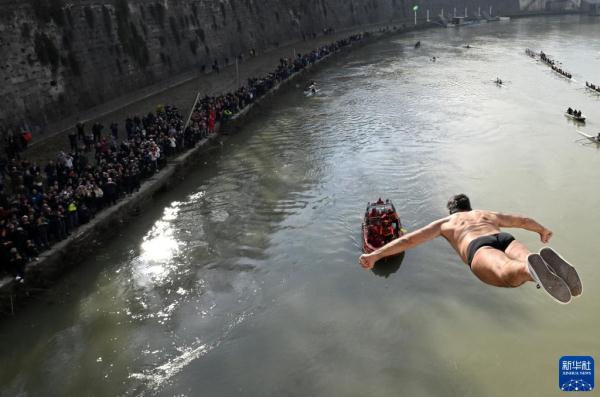 意大利：跳水迎新年
