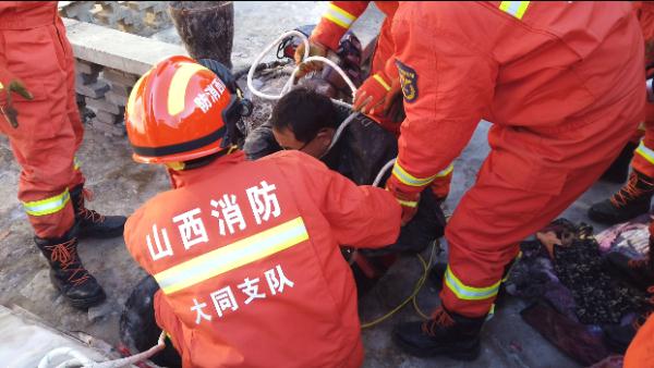 小棉袄立大功！爸爸被困井下，6岁女儿机智报警！