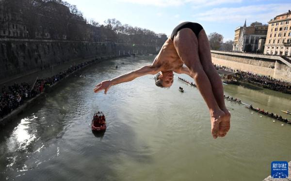 意大利：跳水迎新年
