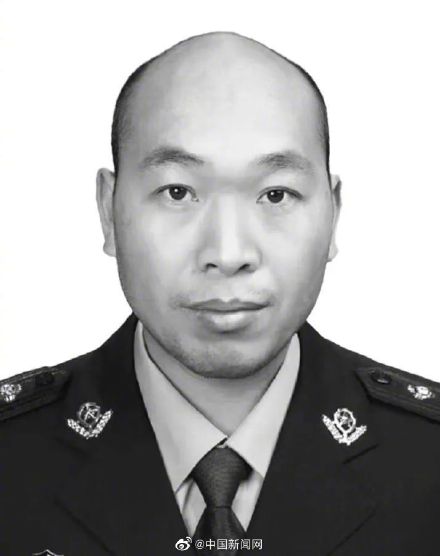 送别!云南39岁民警跨年前一夜因公牺牲 送别!云南39岁民警跨年前一夜因公牺牲