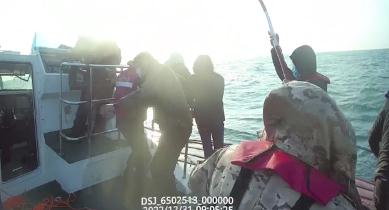 紧急救援！广西渔船被海浪掀翻，5人落水！