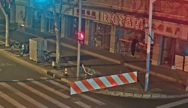 男子10分钟9次进店“蚂蚁搬家”，偷太多装不下还在花坛藏酒？