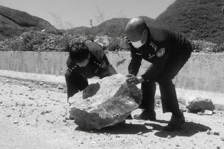 送别!云南39岁民警跨年前一夜因公牺牲 送别!云南39岁民警跨年前一夜因公牺牲