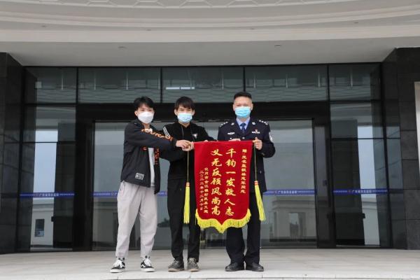 猛！一男子硬生生徒手掰开车门！就是为了…
