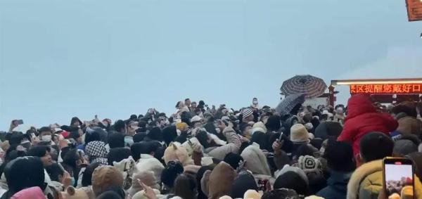 大量游客滞留老君山景区喊“退票”，当地回应