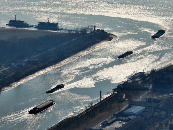 江苏扬州:京杭大运河运输忙 江苏扬州:京杭大运河运输忙