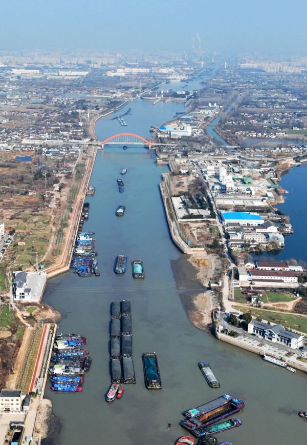 江苏扬州:京杭大运河运输忙 江苏扬州:京杭大运河运输忙