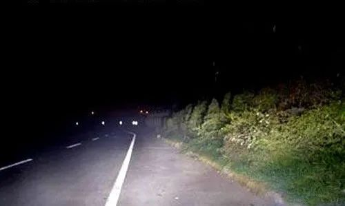 夜间行车光线差盲区多，如何确保行车安全？