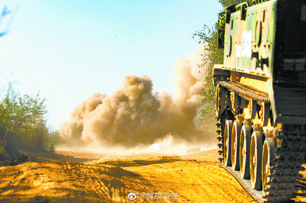 高燃酷图！直击空降兵某旅实弹战术演练