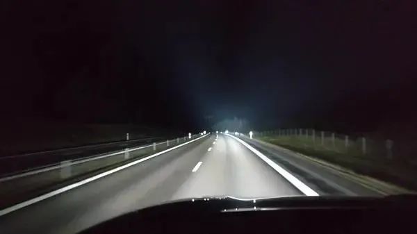 夜间行车光线差盲区多，如何确保行车安全？