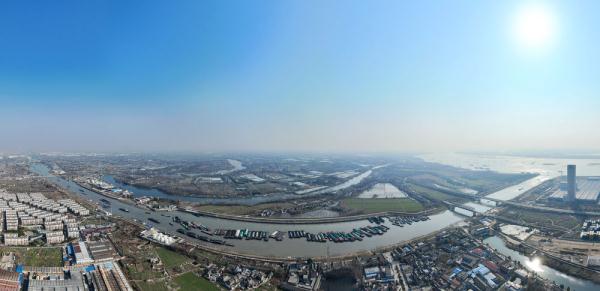 江苏扬州:京杭大运河运输忙 江苏扬州:京杭大运河运输忙