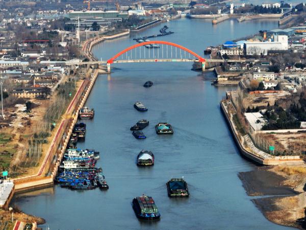 江苏扬州:京杭大运河运输忙 江苏扬州:京杭大运河运输忙