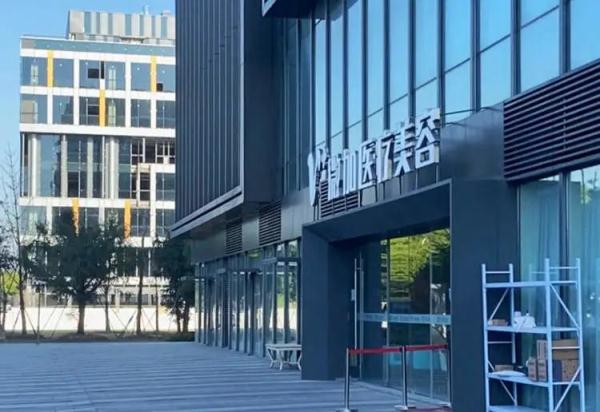 上海阿姨瞒家人抽脂住进ICU 结果抢救花了逾百万元