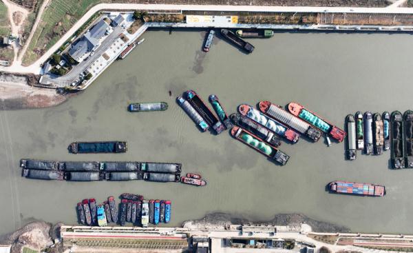 江苏扬州:京杭大运河运输忙 江苏扬州:京杭大运河运输忙