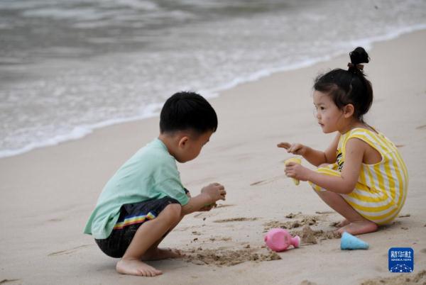 海南三亚:海滩人头攒动 海南三亚:海滩人头攒动