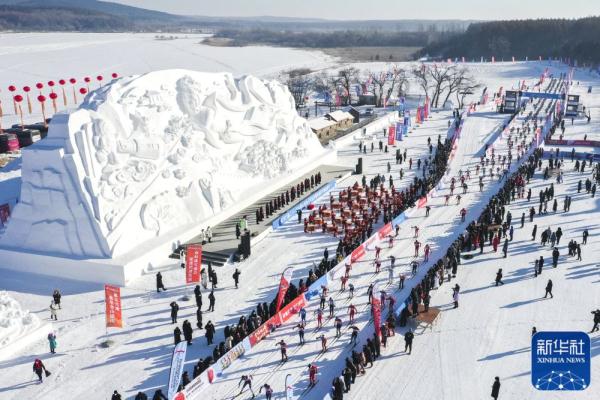 滑雪爱好者竞逐“中国瓦萨”国际滑雪节
