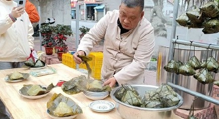 农历新年将至，广东肇庆裹蒸飘香